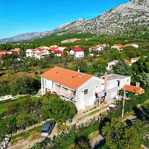 Lana , Starigrad Paklenica Chorvatsko